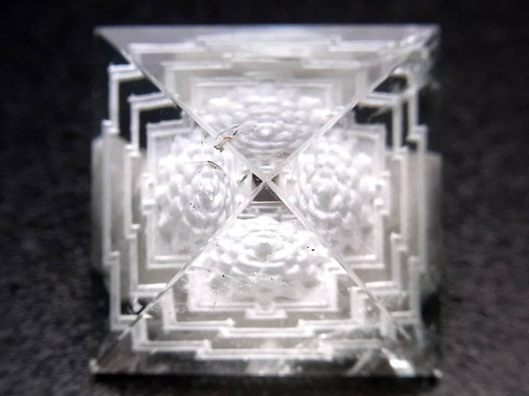 【No,３】ネパール製 ヒマラヤ水晶製 ピラミッド シュリヤントラ