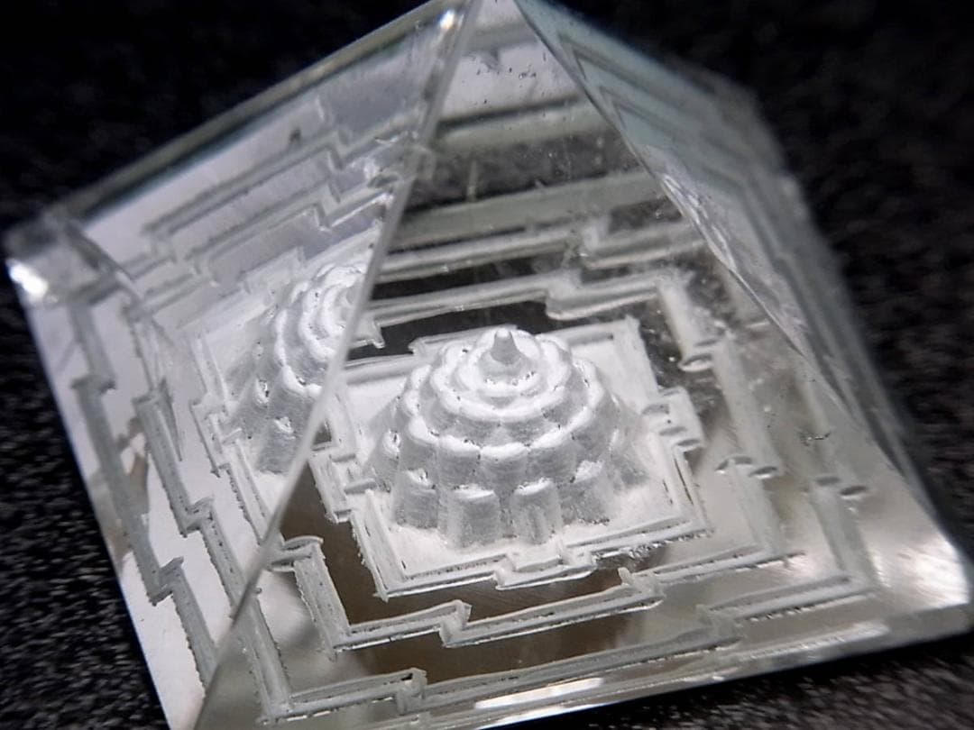 【No,３】ネパール製 ヒマラヤ水晶製 ピラミッド シュリヤントラ