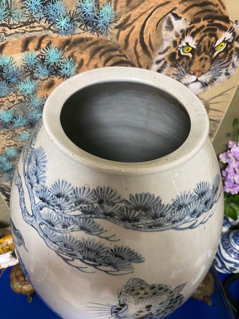 李朝青い豹と松の絵柄の陶器花瓶　骨董品