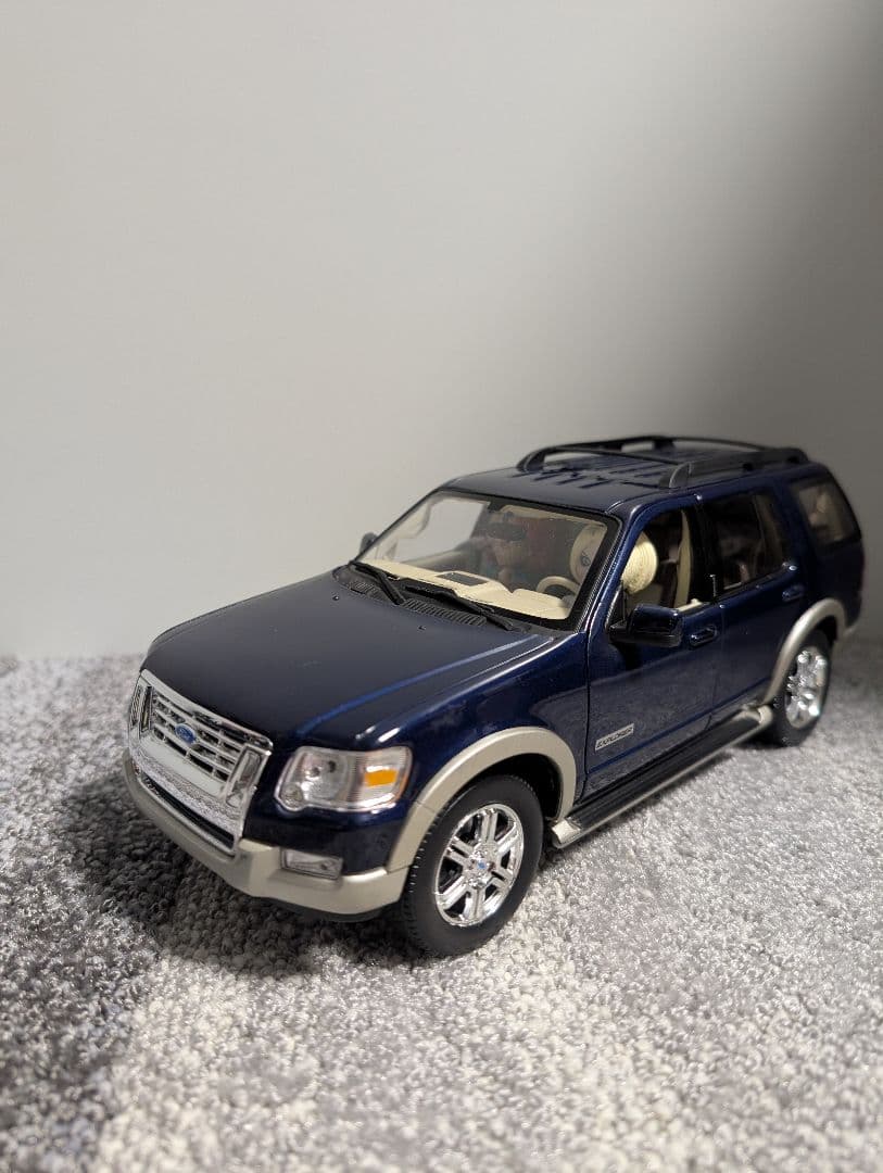 1/18 フォード FORD エクスプローラーExplorer 　ミニカー