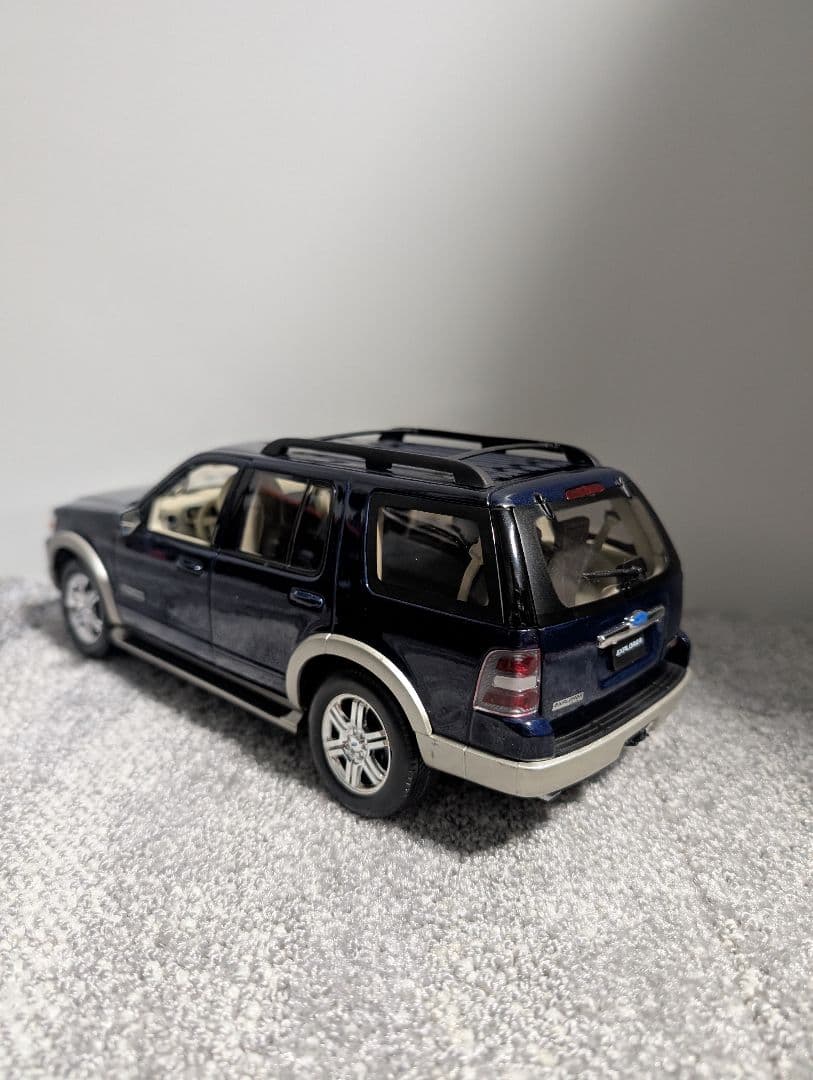 1/18 フォード FORD エクスプローラーExplorer 　ミニカー