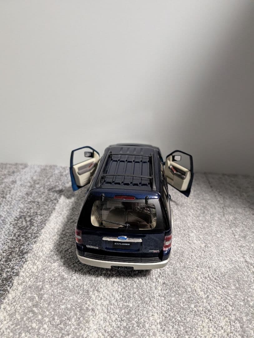 1/18 フォード FORD エクスプローラーExplorer 　ミニカー