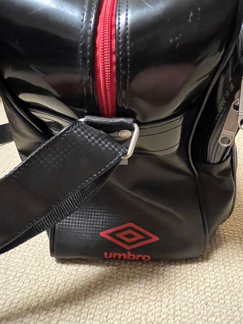 umbro エナメル ショルダーバッグ 黒/赤