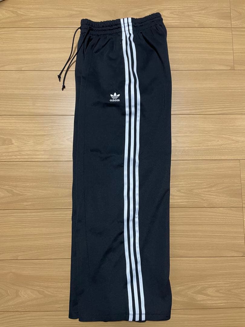 adidas originalsブラック ジャージ　ワイドパンツ