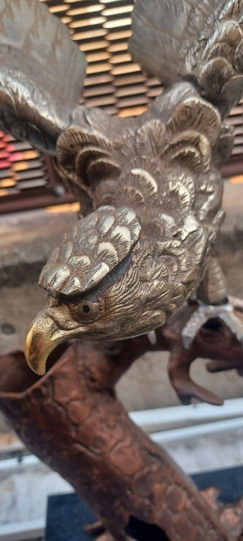 リアルな鷲の金属製彫刻