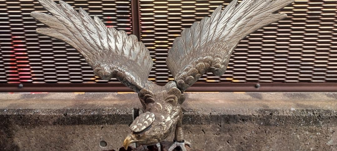 リアルな鷲の金属製彫刻