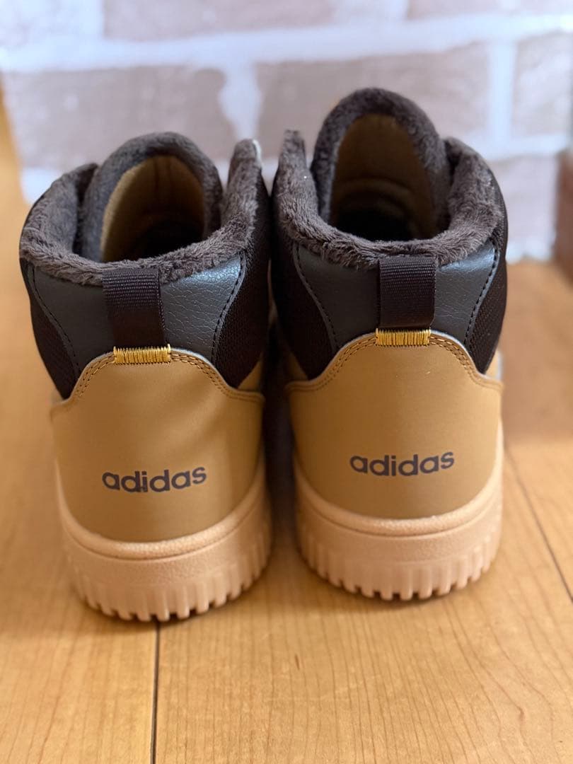 adidas ベージュ ハイカットシューズ