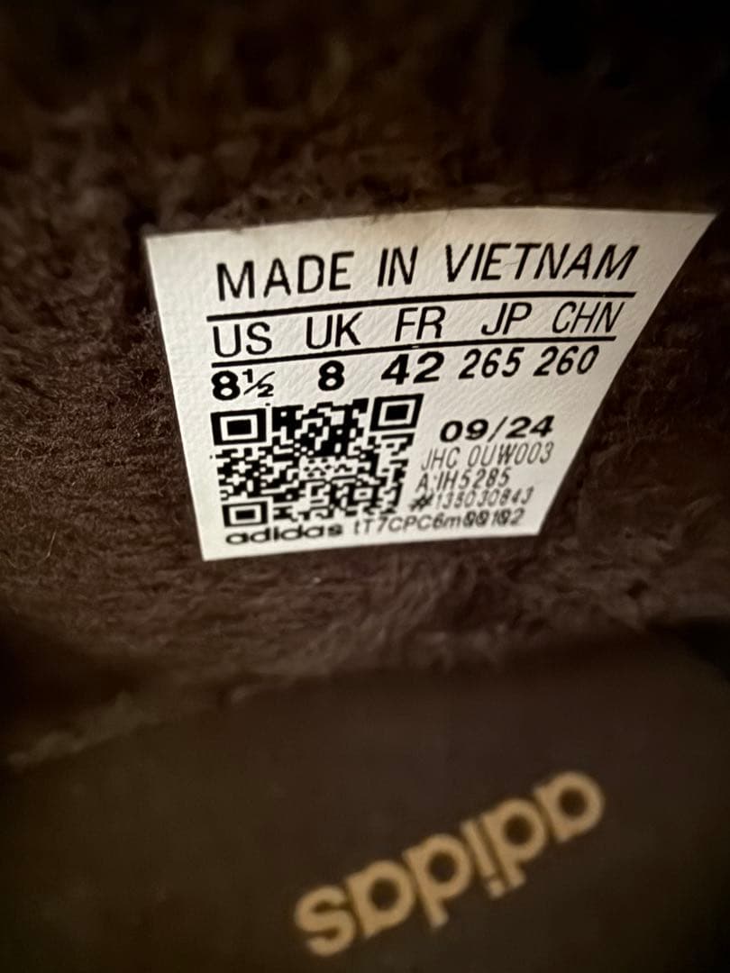 adidas ベージュ ハイカットシューズ