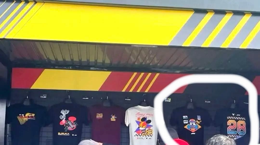 F1 ディズニーコラボ　Disney Mickey Helmet 黒Tシャツ