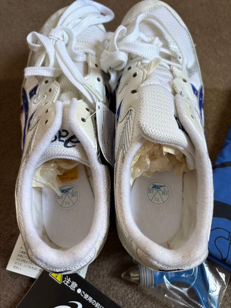 asics タイガーパウスパイクシューズ ホワイト/ブルー25.5