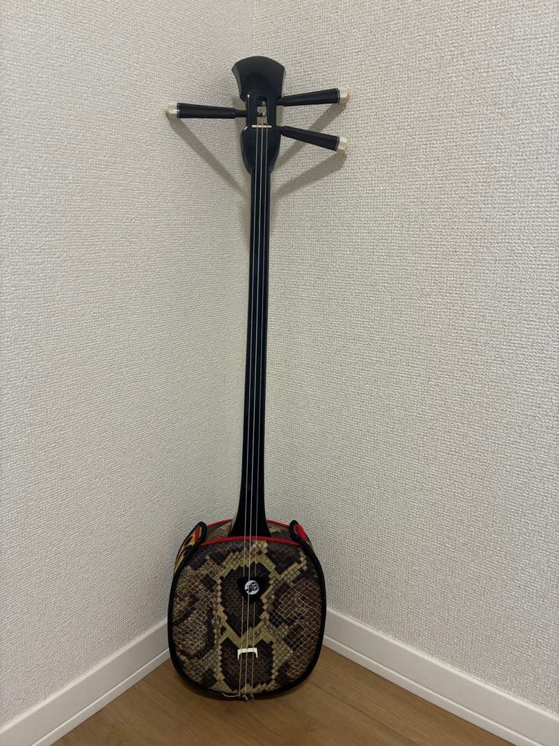 【初心者フルセット】沖縄三線 人工皮 ケース付 楽譜チューナー付 すぐ弾けます