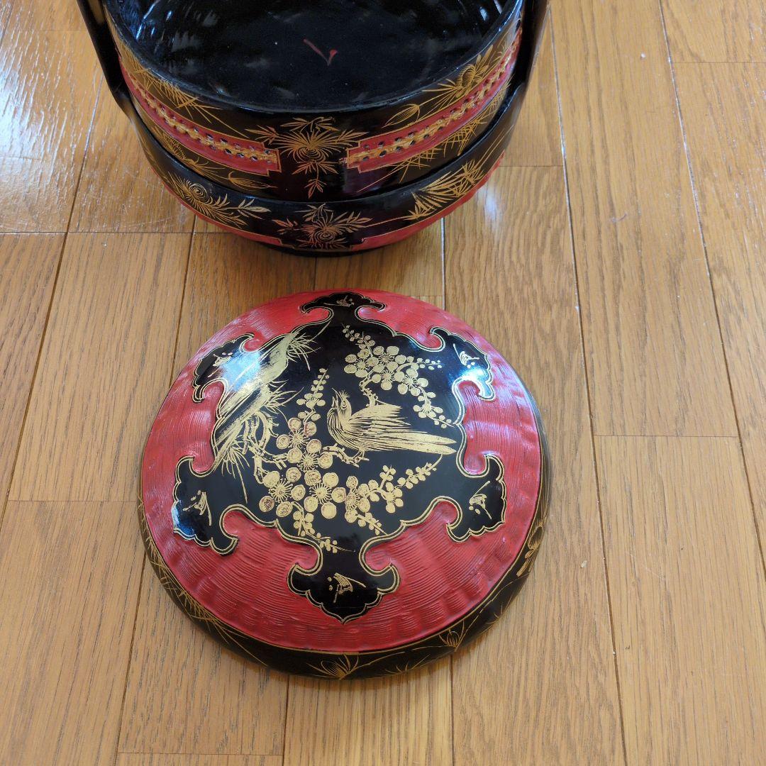 伝統的な赤黒漆塗り
