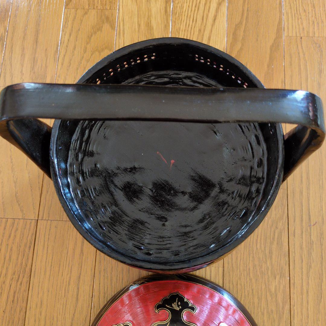 伝統的な赤黒漆塗り