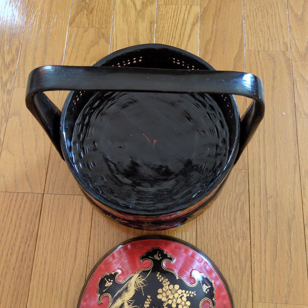 伝統的な赤黒漆塗り