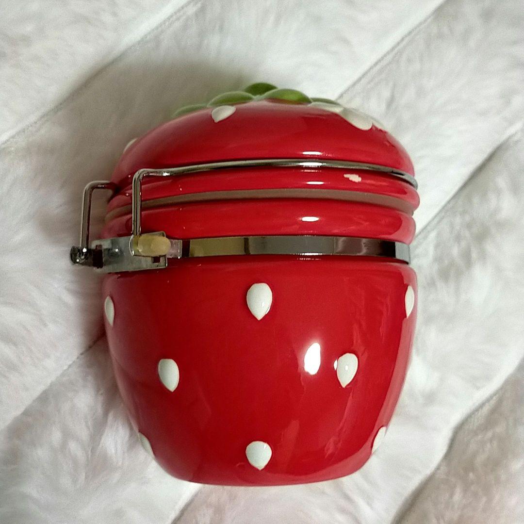 未使用品　ピンクいちごミニチュア収納ボックスミニチェスト＋苺キャニスターの３点