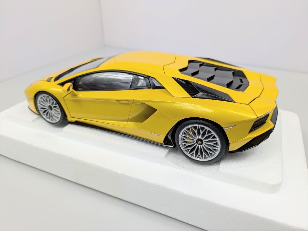 ミニカー 1/18 オートアート ランボルギーニ アヴェンタドール S イエロー