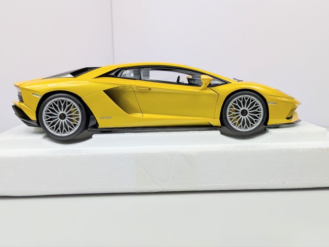 ミニカー 1/18 オートアート ランボルギーニ アヴェンタドール S イエロー