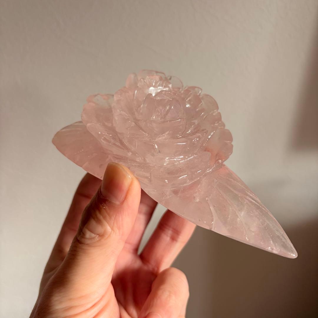 【極美彫り】ローズクォーツ 薔薇 229g リーフ付き 彫刻 天然石