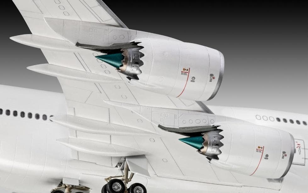 ドイツレベル 1/144 ルフトハンザ航空 B747-8a New Livery