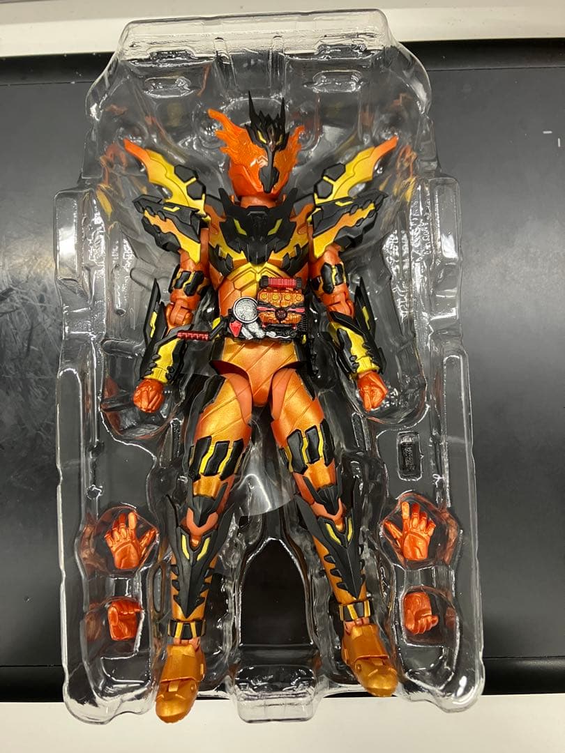 仮面ライダークローズマグマ　S.H.Figurarts