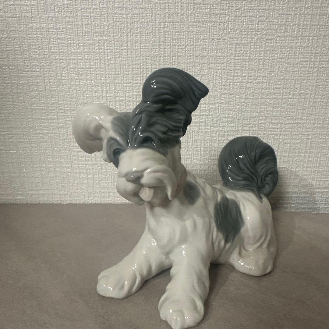 リヤドロの犬の陶器置物