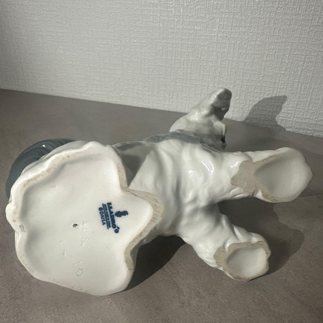 リヤドロの犬の陶器置物