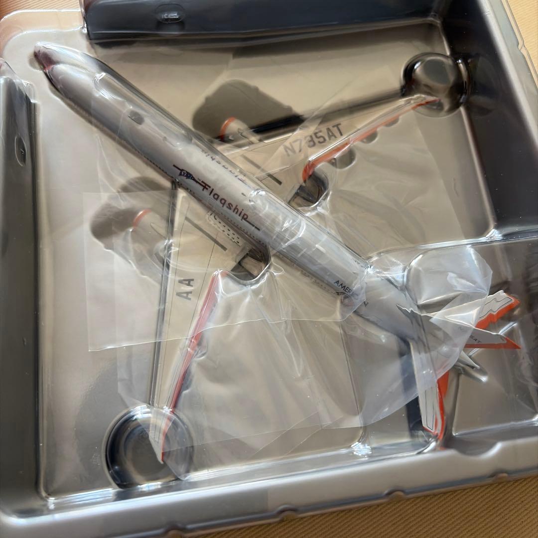 航空機・ヘリコプター American Airlines Boeing 777-300ER 1/400