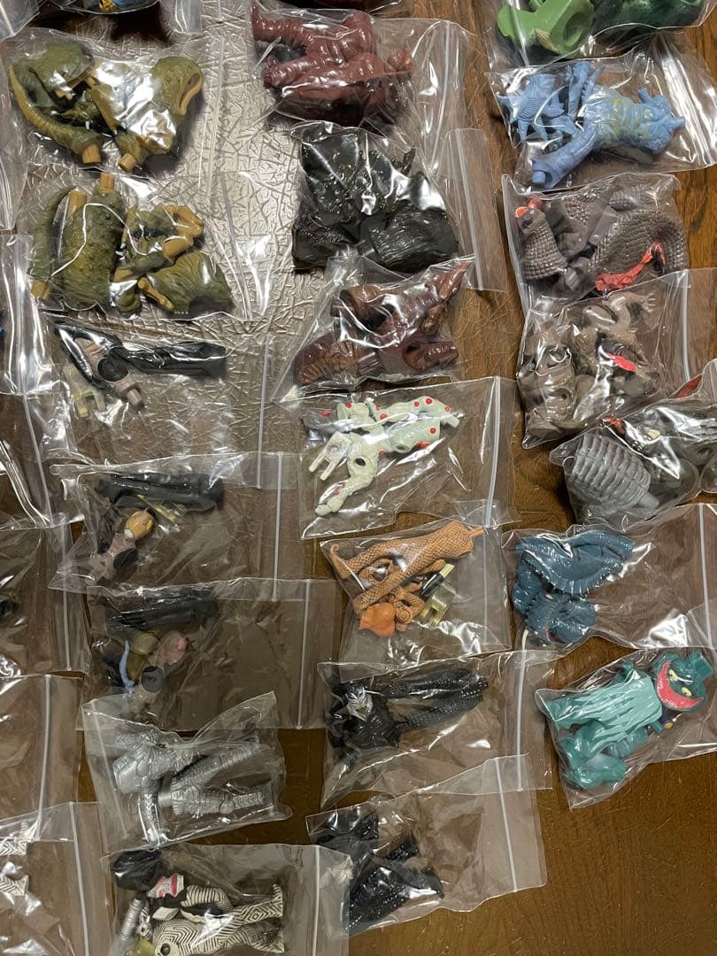 ウルトラマン、怪獣ガチャガチャ73体