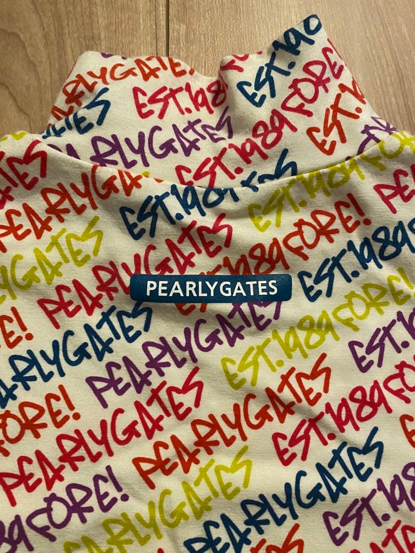 PEARLY GATES 落書き柄ロゴハイネックシャツ