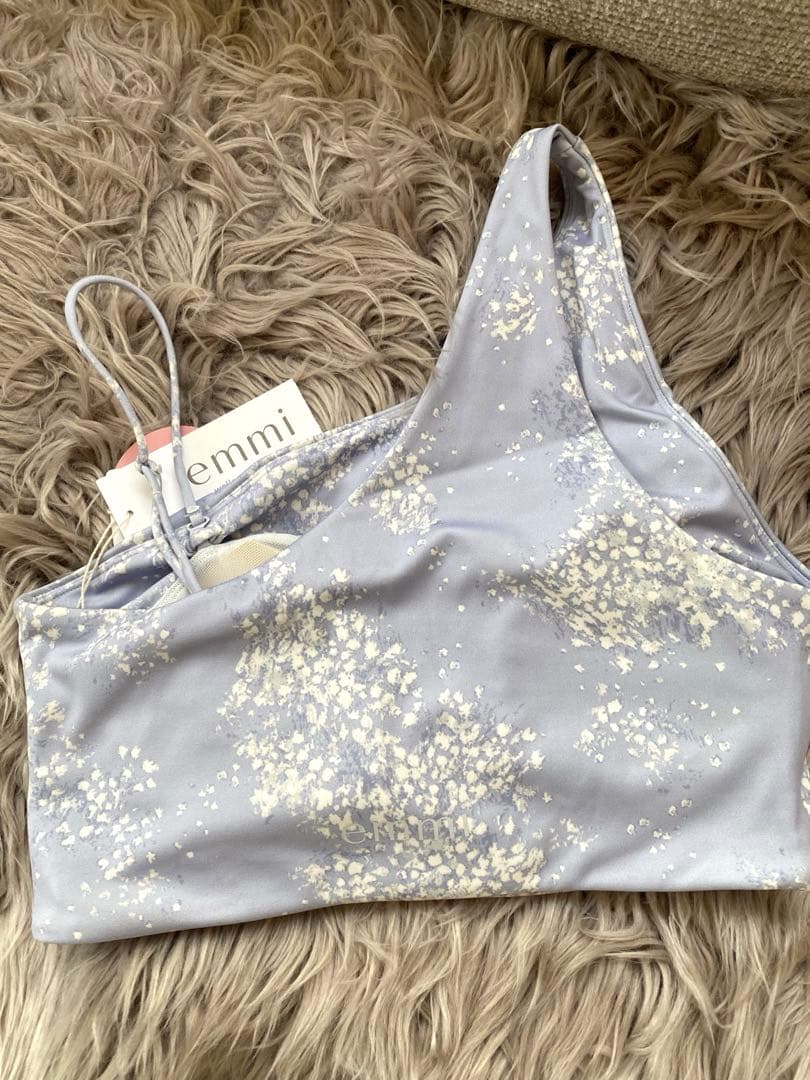 emmi yoga 新品　ブラトップ