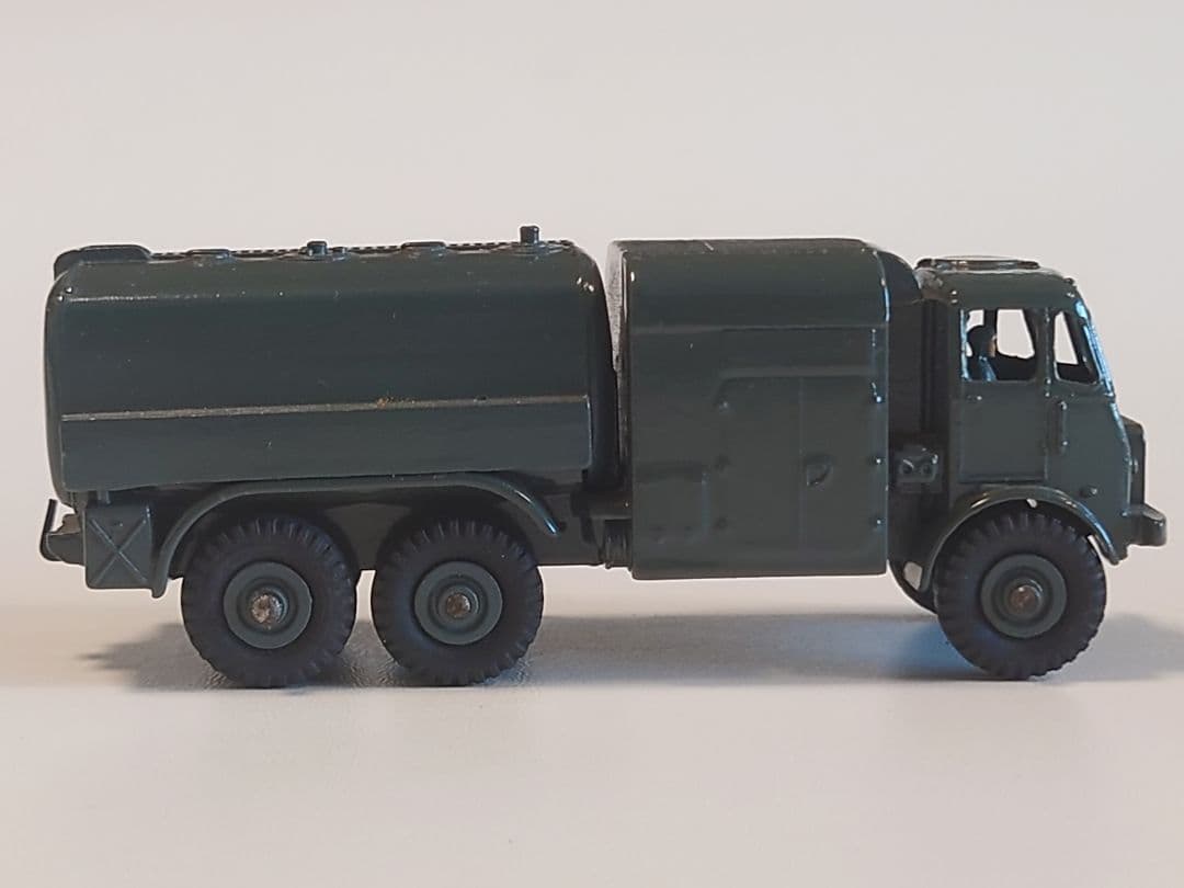ミニカー DINKY PRESSURE REFUELLER RENAULT