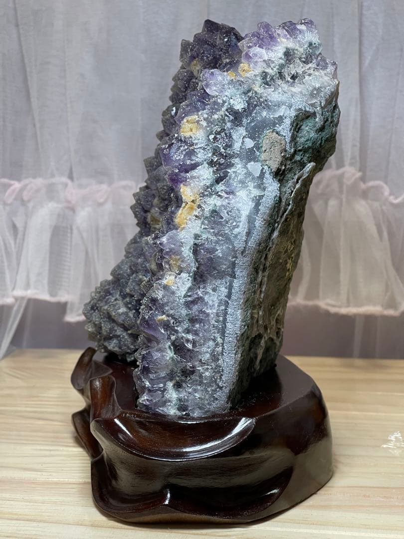 高品質　綺麗^ - ^ 天然石アメジストクラスター　重さ2427g 台座付き