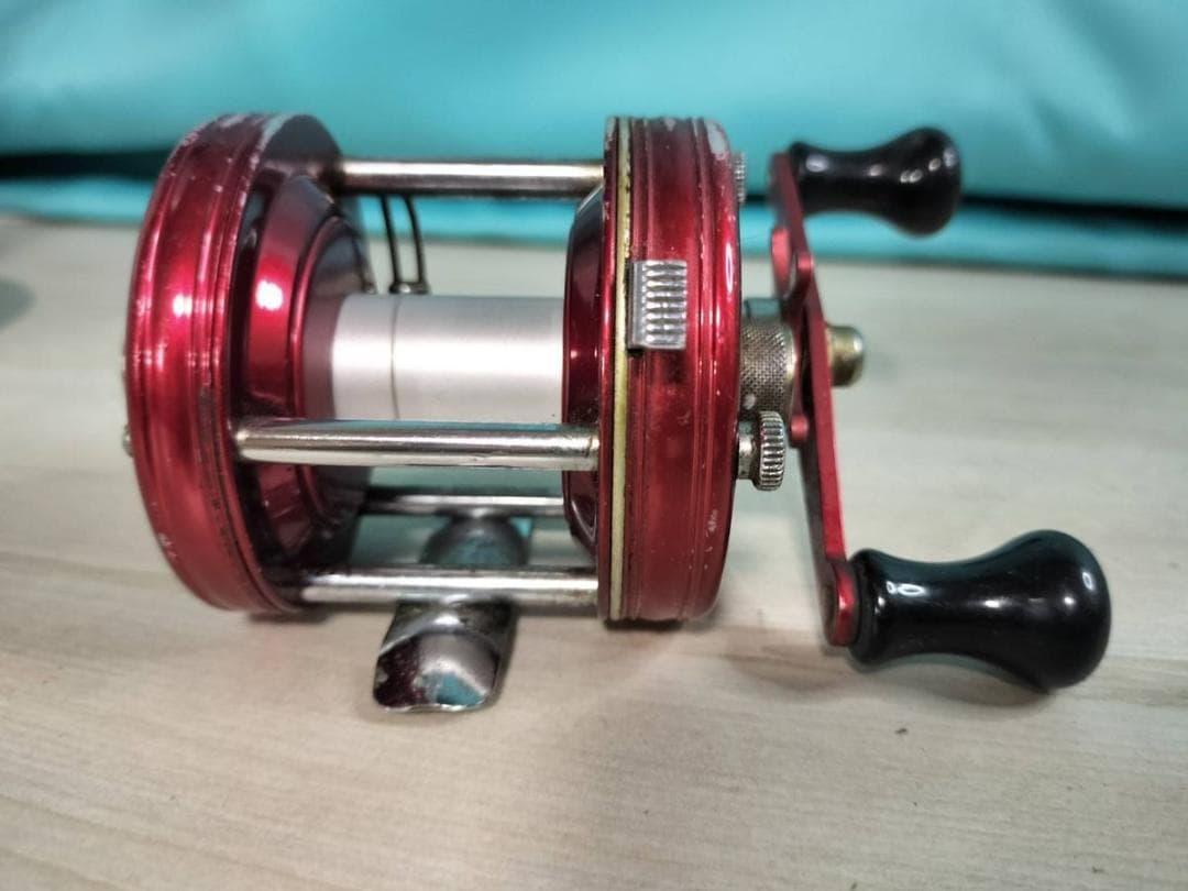 アブガルシア　アンバサダー5000　ビンテージ　リール abu 　レッド