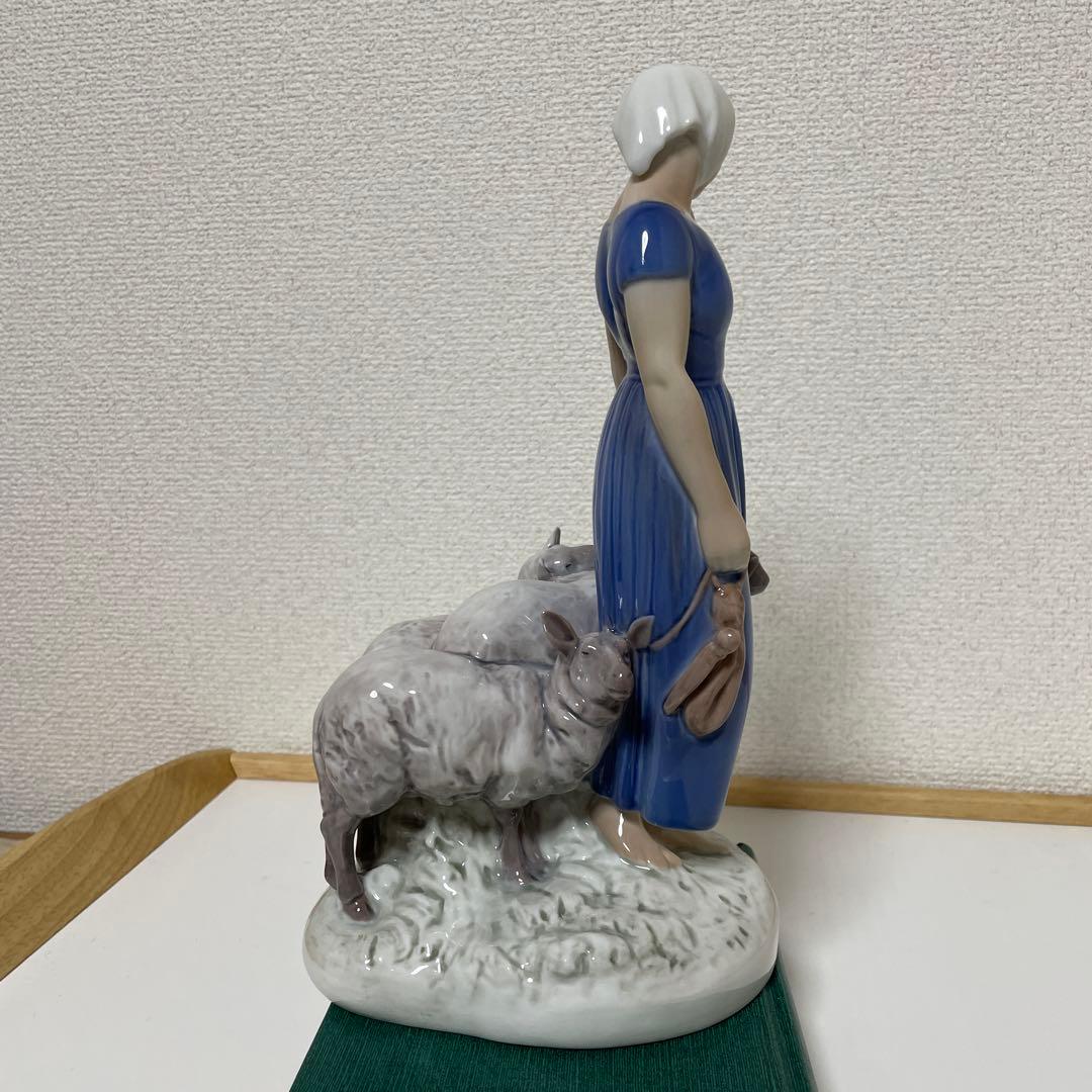 ・羊飼いの女性と３頭の羊・高さ２７cm・Ｂ＆Ｇ．・