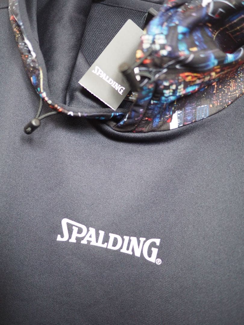 新品完売品！SPALDING パーカー ブラック グラフィックデザイン