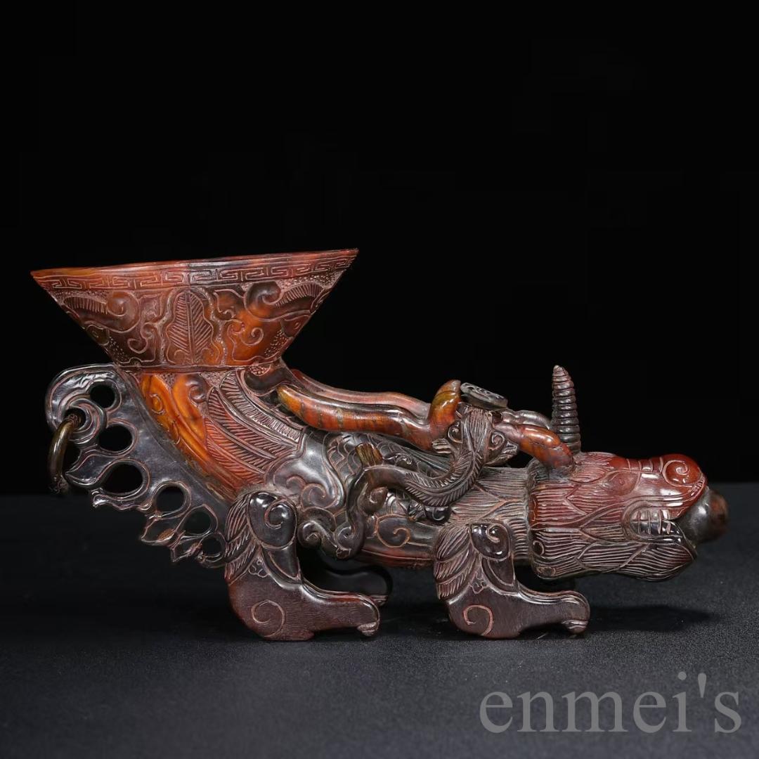 中国古美術『珍藏 牛角彫刻 瑞獣托杯 一対』対物 工芸美術 酒具 極細工 古玩