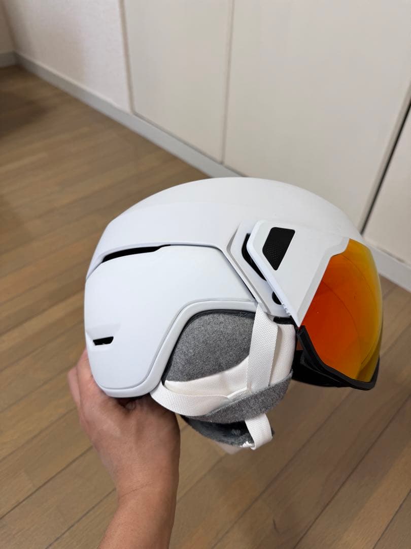 2回のみ使用美品】スキーヘルメット　ジロ　バイザー一体型レディース