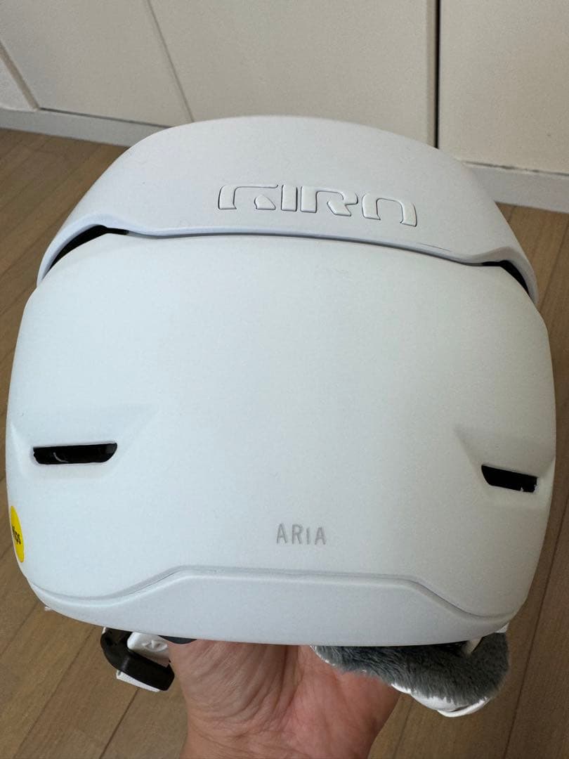 2回のみ使用美品】スキーヘルメット　ジロ　バイザー一体型レディース