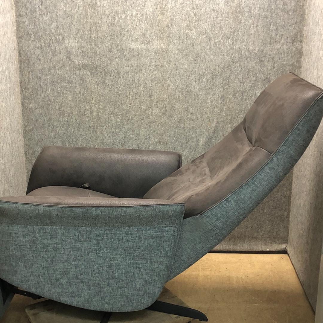 超美品　リクライニングチェア　フットレスト連動　コンパクトサイズ