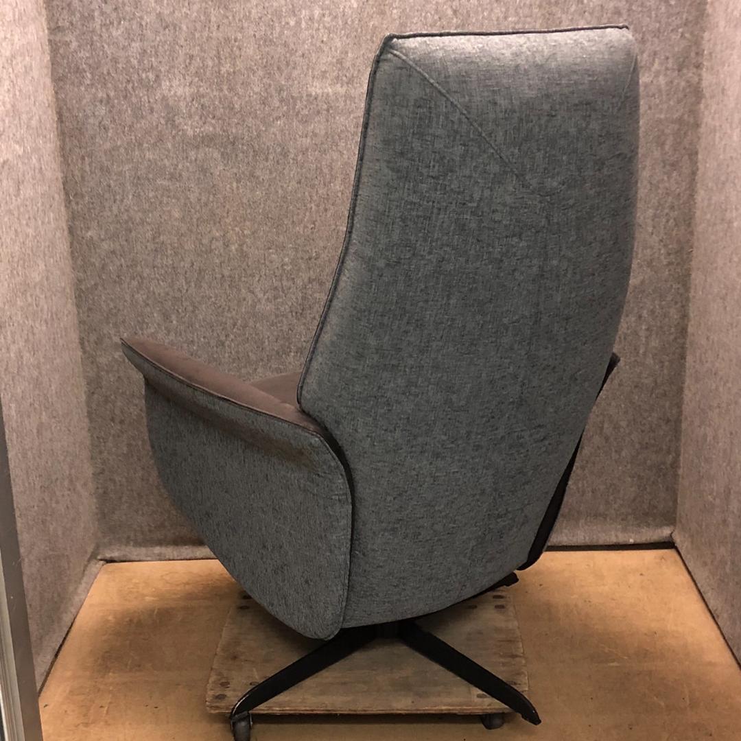 超美品　リクライニングチェア　フットレスト連動　コンパクトサイズ