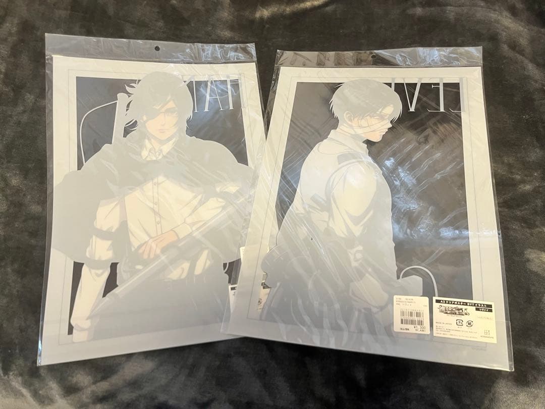 新品 進撃の巨人 リヴァイ ハンジ ベースヤード クリアポスター 2点セット