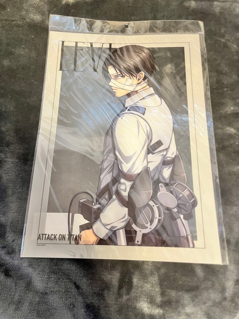 新品 進撃の巨人 リヴァイ ハンジ ベースヤード クリアポスター 2点セット