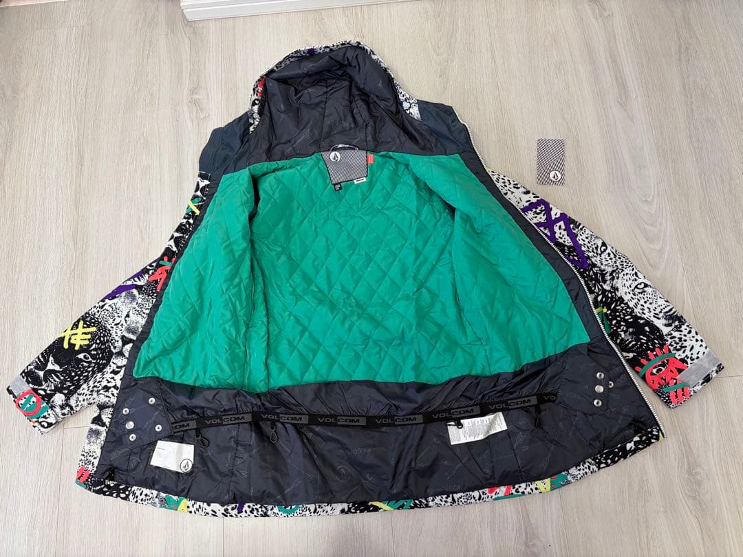 VOLCOM スノーボードジャケット（女性用）