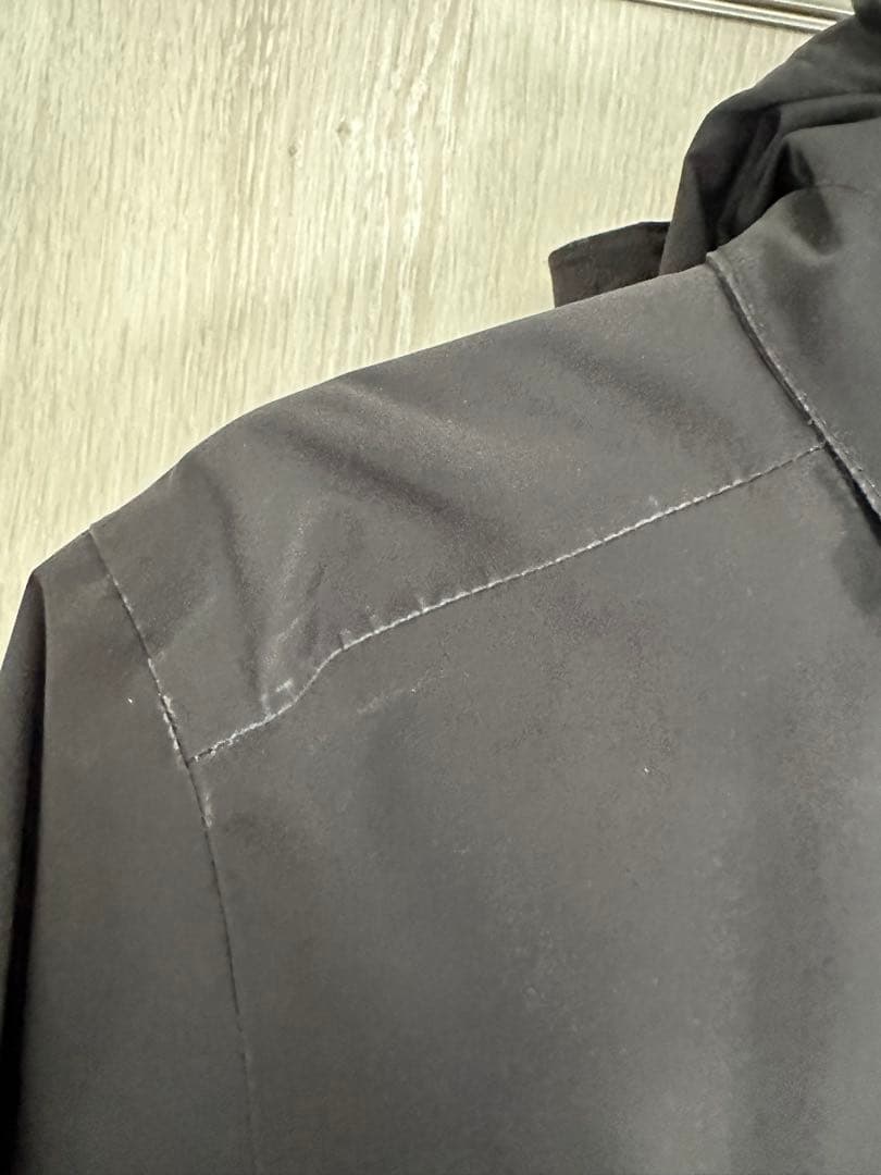 Peak performance ブラックフード付きジャケット
