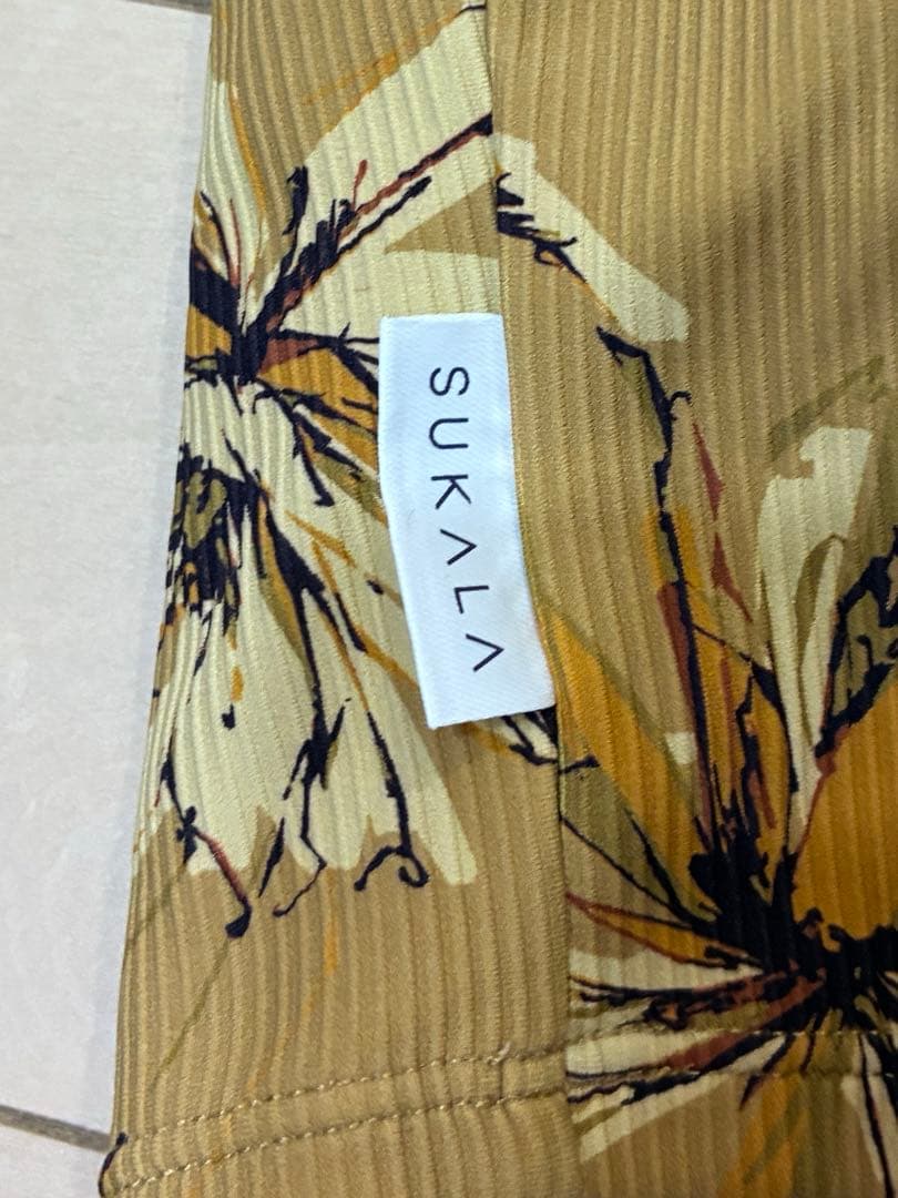 SUKALA リブBigフラワープリントショートタンクトップ　Lサイズ　ゴールド