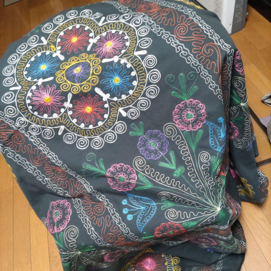 値下げ❗《山岳民族、刺繍布地》(新品)黒ベロア地にカラフルなミシン刺繍858