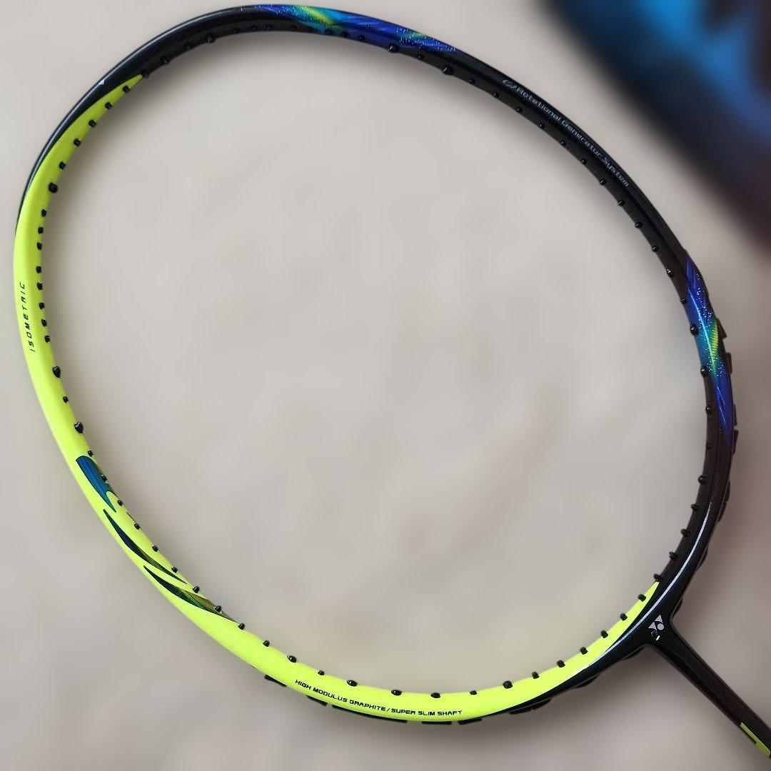 YONEX　アストロクス77 バドミントンラケットガット無し1本と袋のセット！