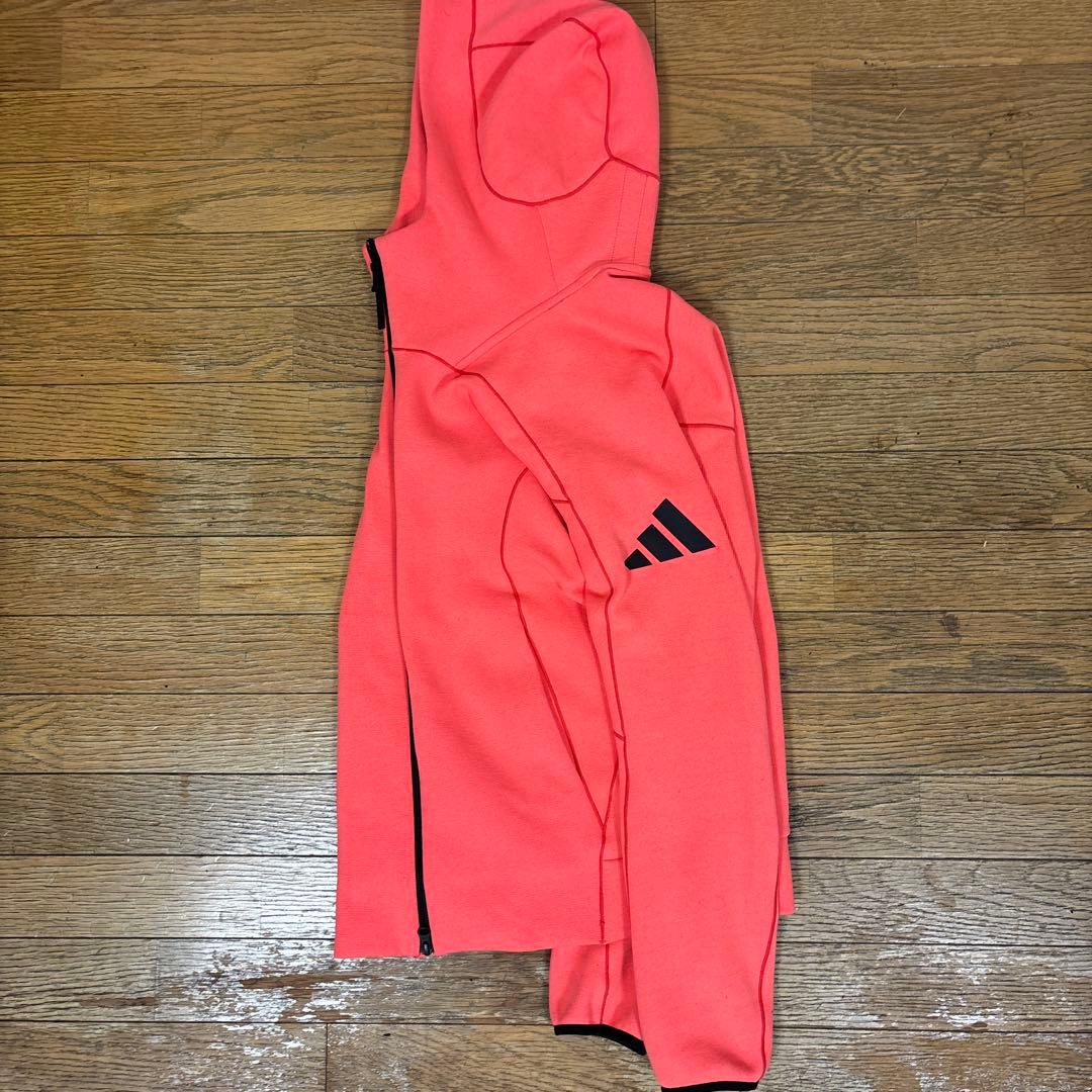 adidas テック　オレンジ