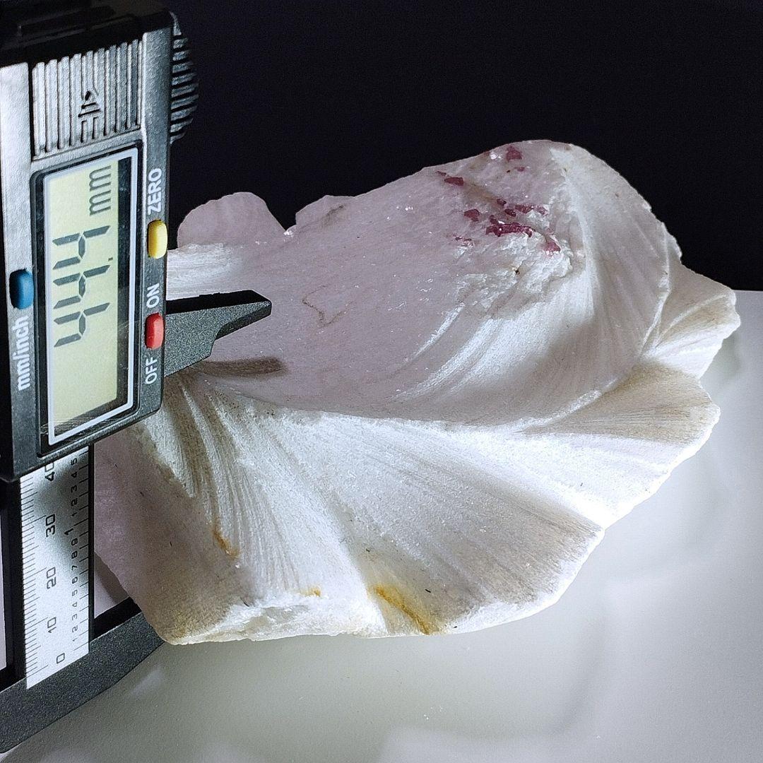 834g 母岩付き スピネル 原石 自立可能 ピンク レッドスピネル UV蛍光