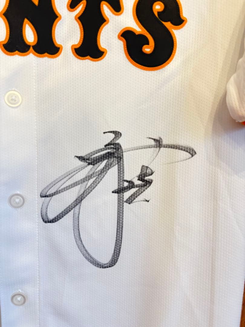 ジャイアンツ　岡本和真選手　直筆サイン入りユニフォーム